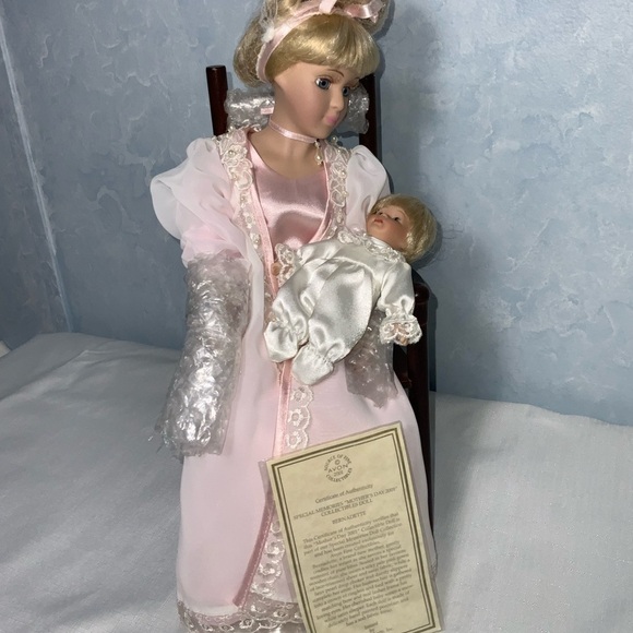 Avon Special Memories Mother's Day Porcelain Doll Bernadette, 2001 NWOB - Picture 7 of 8